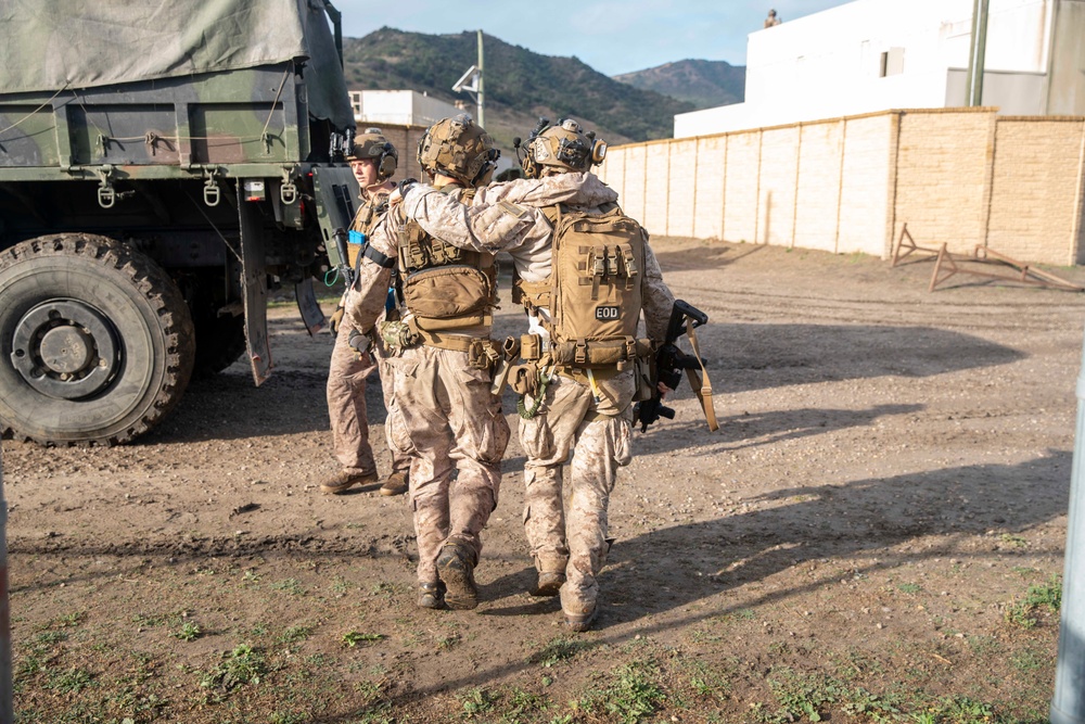 15th MEU Reconnaissance Company Conducts Raid During Amphibious Assault