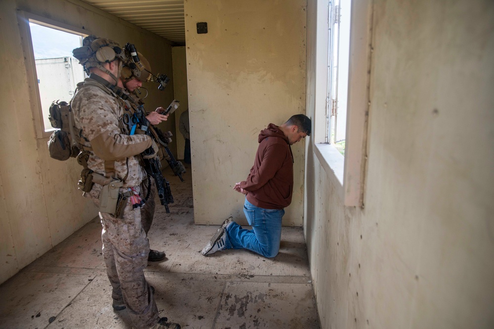 15th MEU Reconnaissance Company Conducts Raid During Amphibious Assault