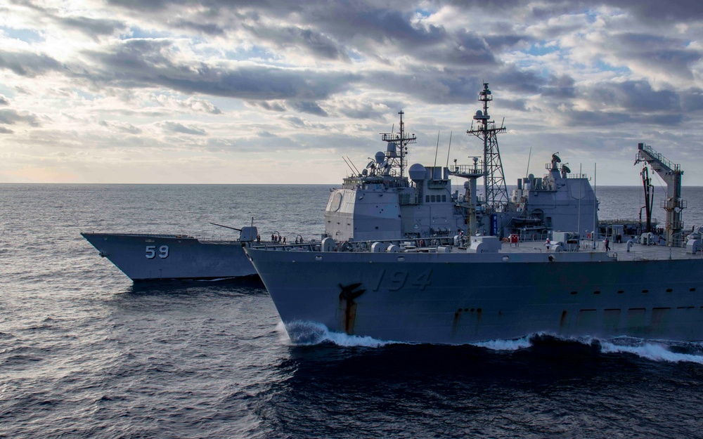 USS Carl Vinson (CVN 70) Conducts Fueling-at-Sea