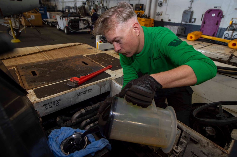 USS Carl Vinson (CVN 70) Sailors Perform Maintenance in the South China Sea