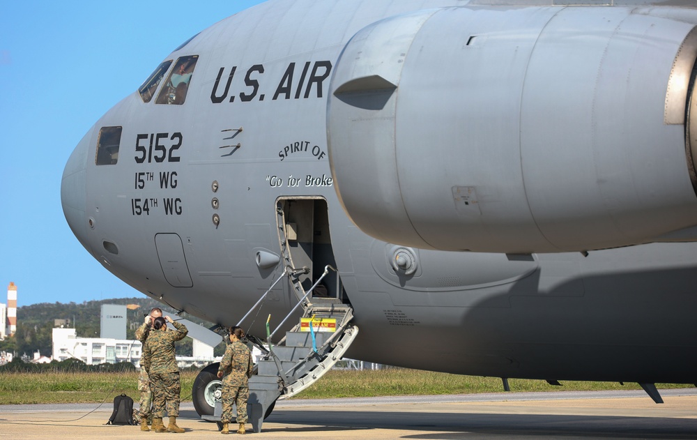 III Marine Expeditionary Force Marines tour U.S. Airforce C-17 Globemaster III