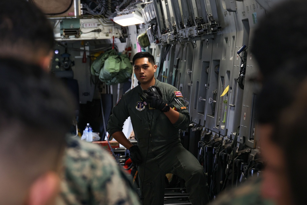 III Marine Expeditionary Force Marines tour U.S. Airforce C-17 Globemaster III
