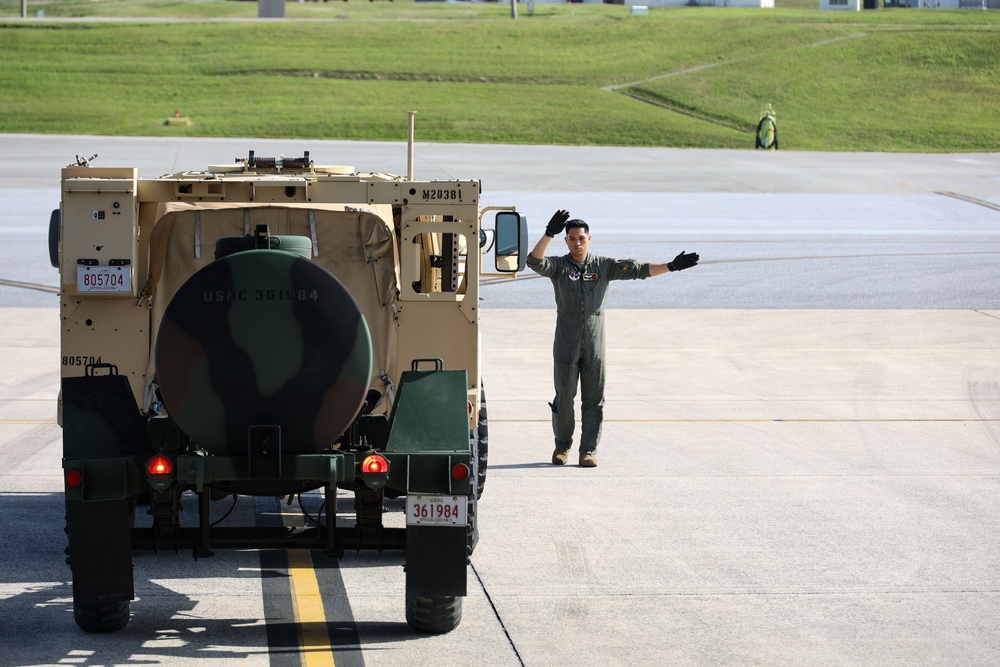 III Marine Expeditionary Force Marines tour U.S. Airforce C-17 Globemaster III