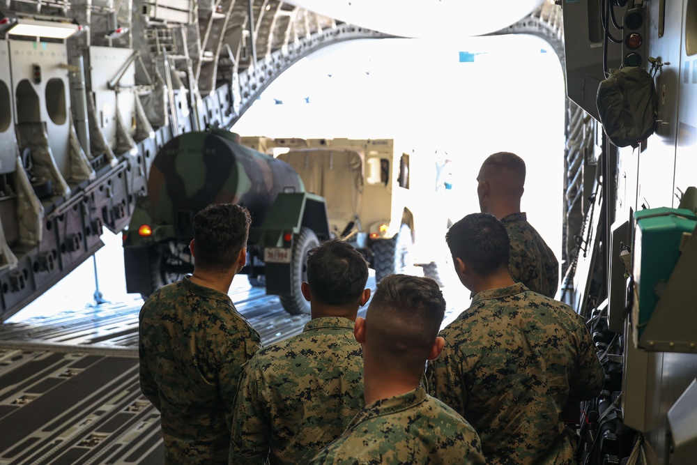 III Marine Expeditionary Force Marines tour U.S. Airforce C-17 Globemaster III
