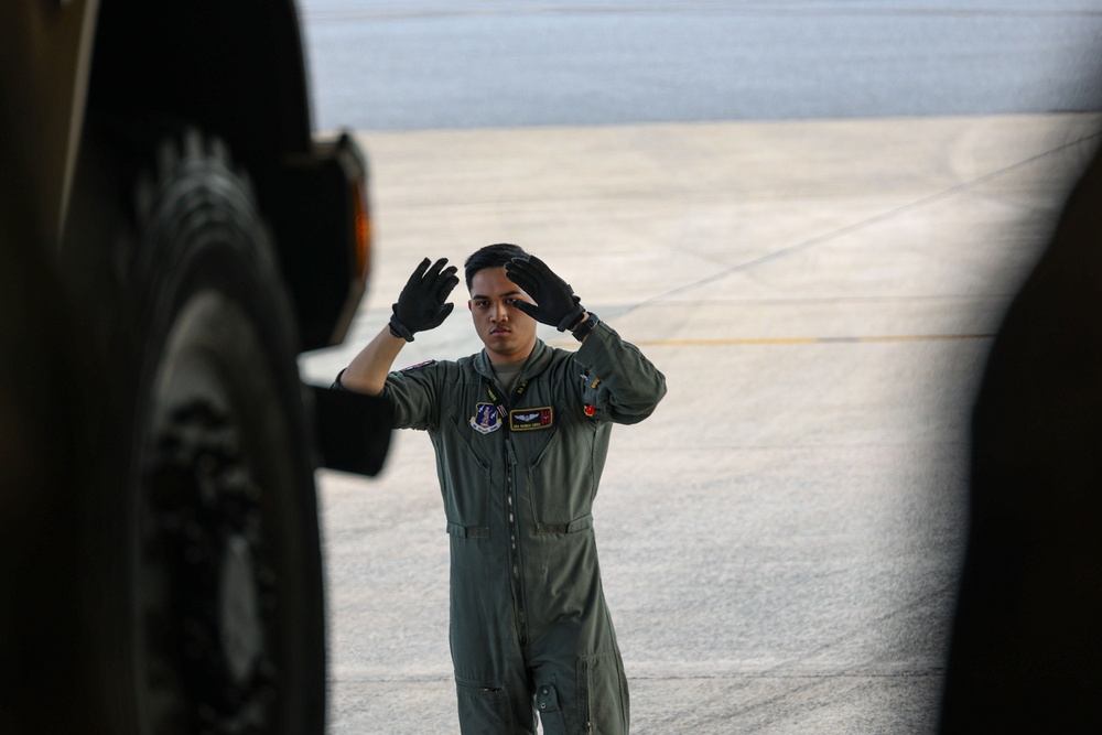 III Marine Expeditionary Force Marines tour U.S. Airforce C-17 Globemaster III