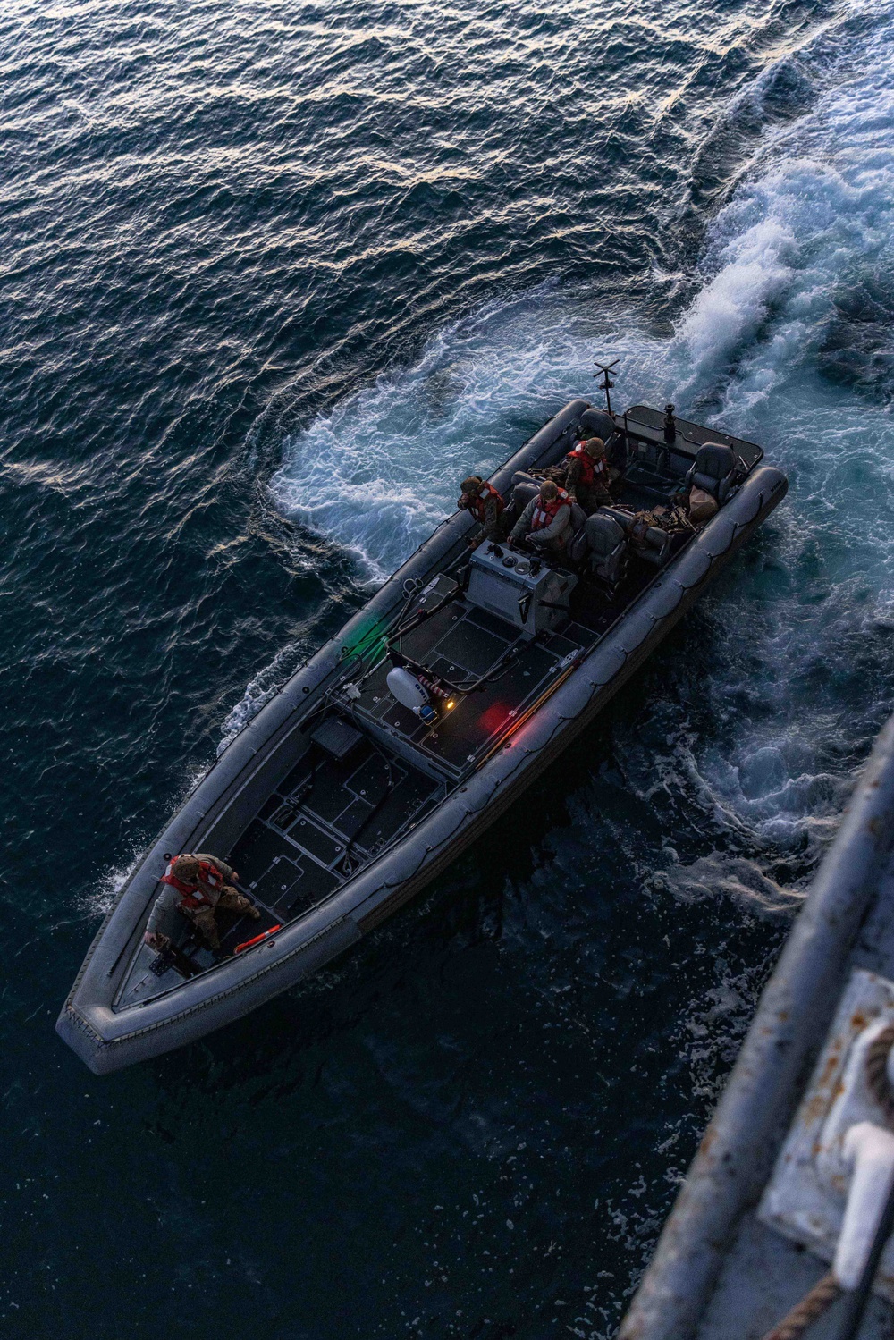 26 MEU(SOC)’s small boat detachment conducts ship-to-shore maneuver during amphibious operations