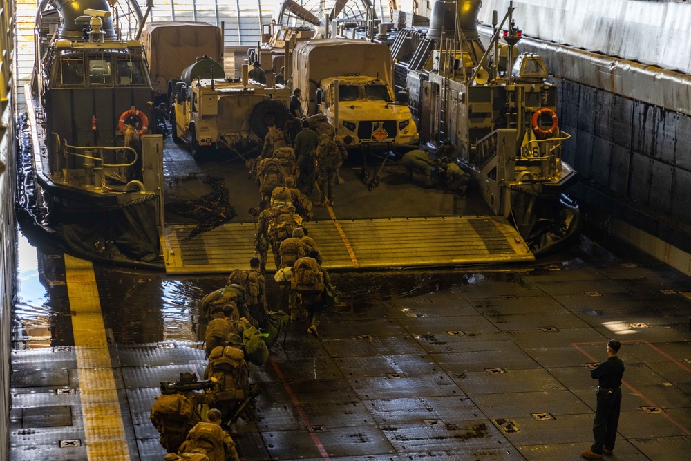 26 MEU(SOC)’s small boat detachment conducts ship-to-shore maneuver during amphibious operations