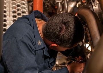 USS Princeton Sailor Conducts Maintenance
