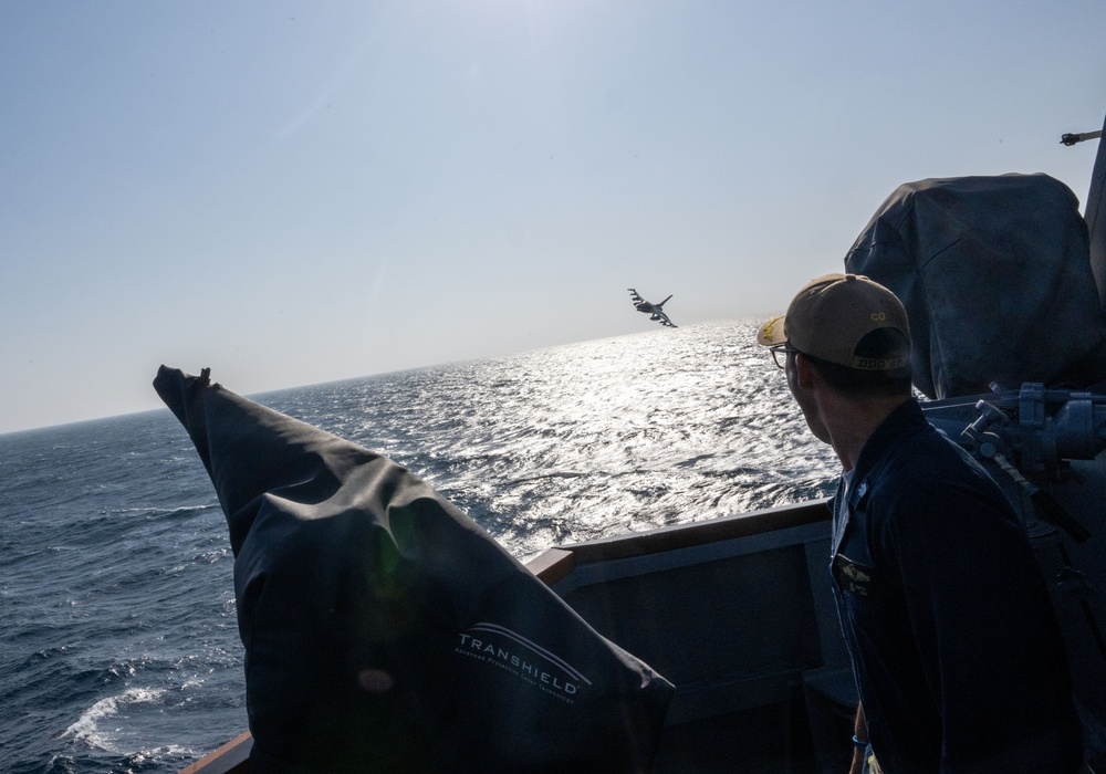 F-16 Fighting Falcon aircraft flies by USS Mason (DDG 87)