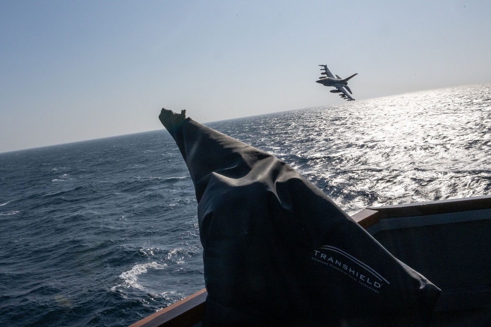 F-16 Fighting Falcon aircraft flies by USS Mason (DDG 87)