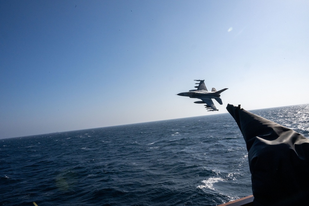 F-16 Fighting Falcon aircraft flies by USS Mason (DDG 87)