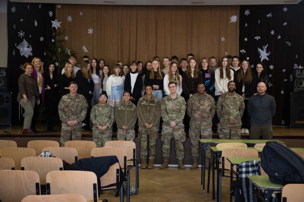 US Sustainment Soldiers visit Trzemeszno School