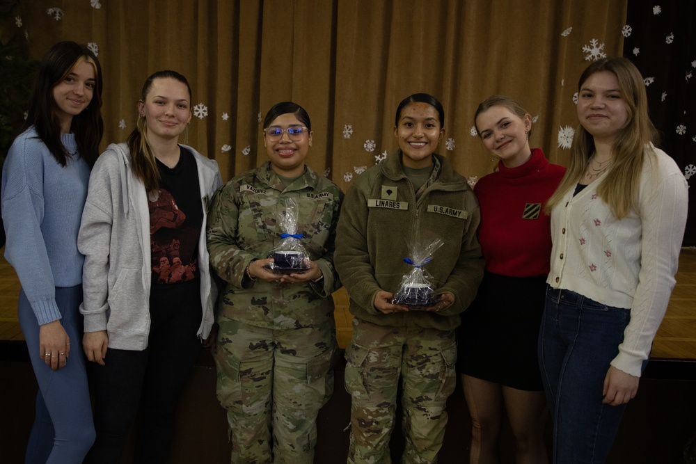 US Sustainment Soldiers visit Trzemeszno School