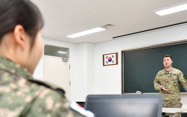 U.S. Army Officers share leadership advice with future ROK officers