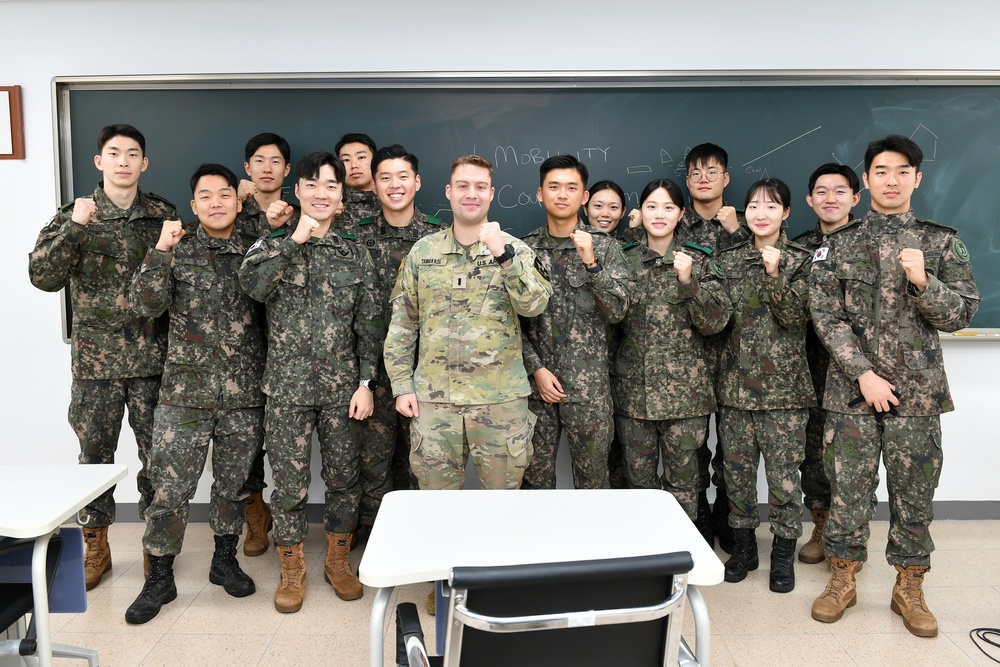 U.S. Army Officers share leadership advice with future ROK officers