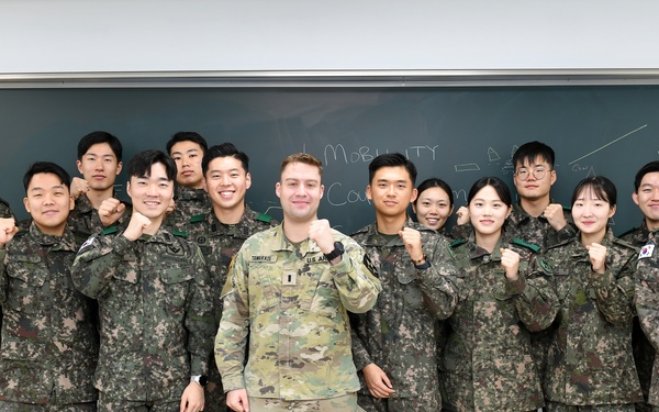 U.S. Army Officers share leadership advice with future ROK officers