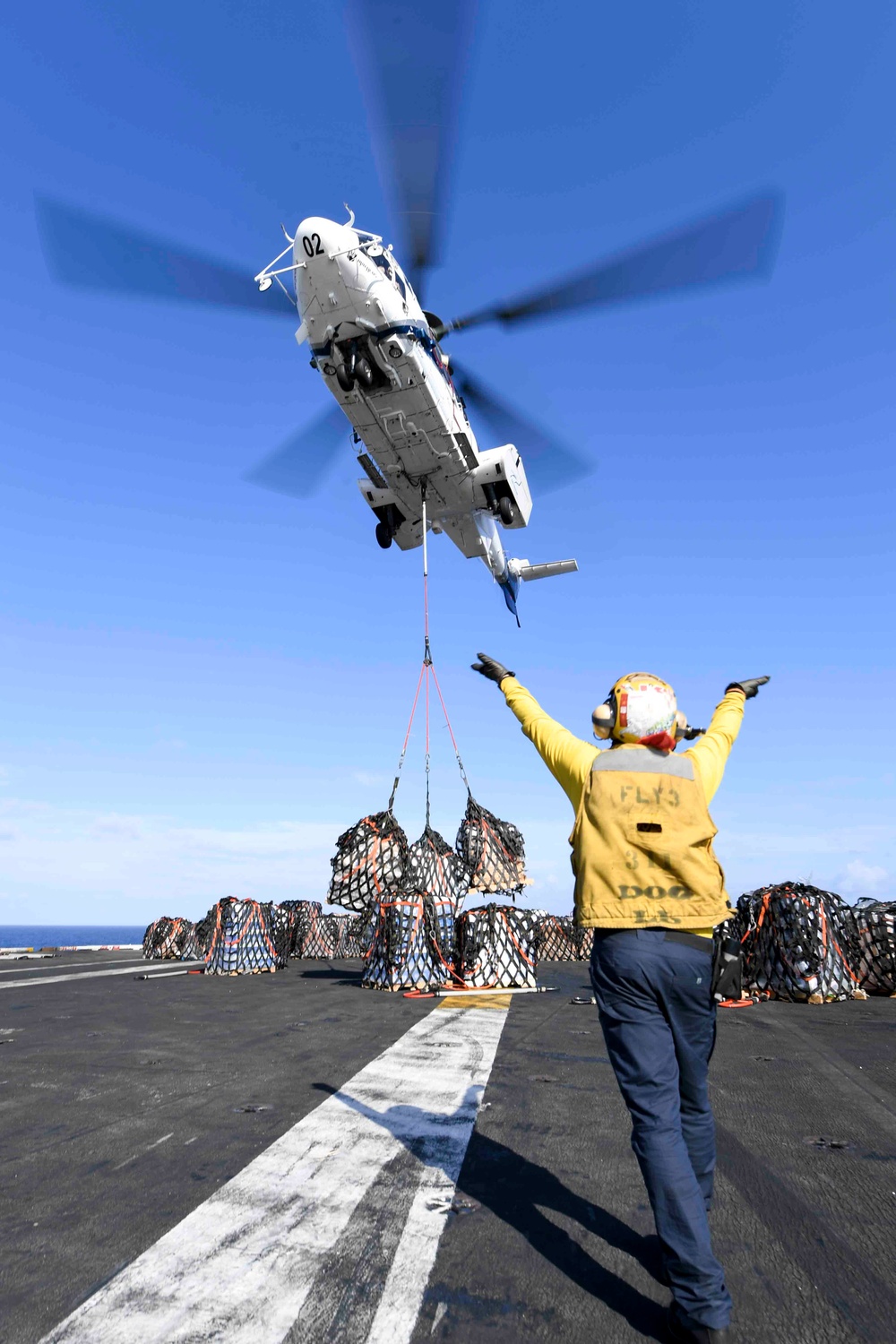 USS Carl Vinson (CVN 70) Conducts Vertical Replenishment