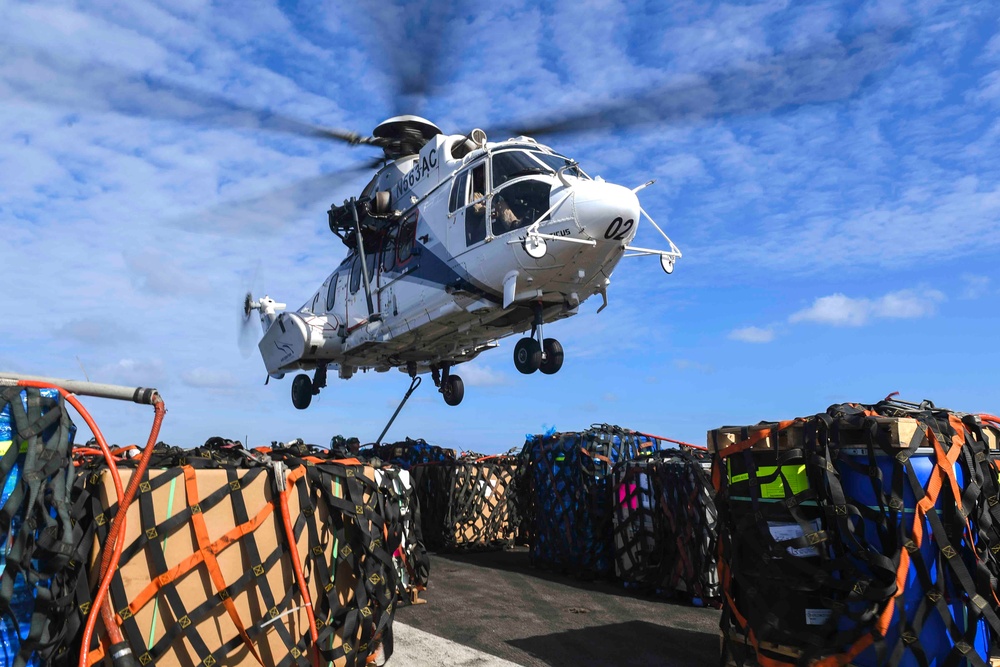 USS Carl Vinson (CVN 70) Conducts Vertical Replenishment