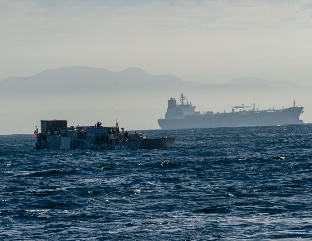 LCU Embarks Aboard USS Harpers Ferry