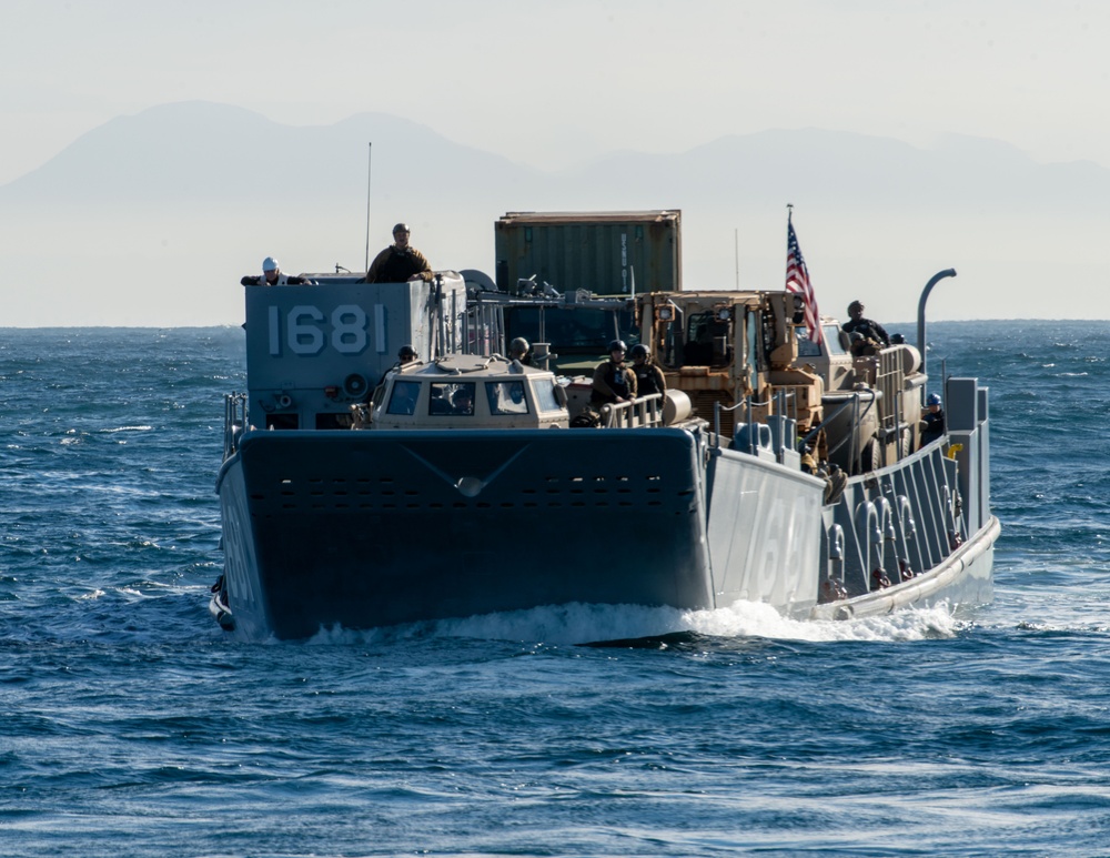 LCU Embarks Aboard USS Harpers Ferry