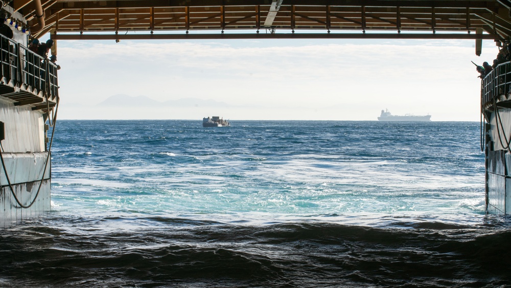 LCU Embarks Aboard USS Harpers Ferry