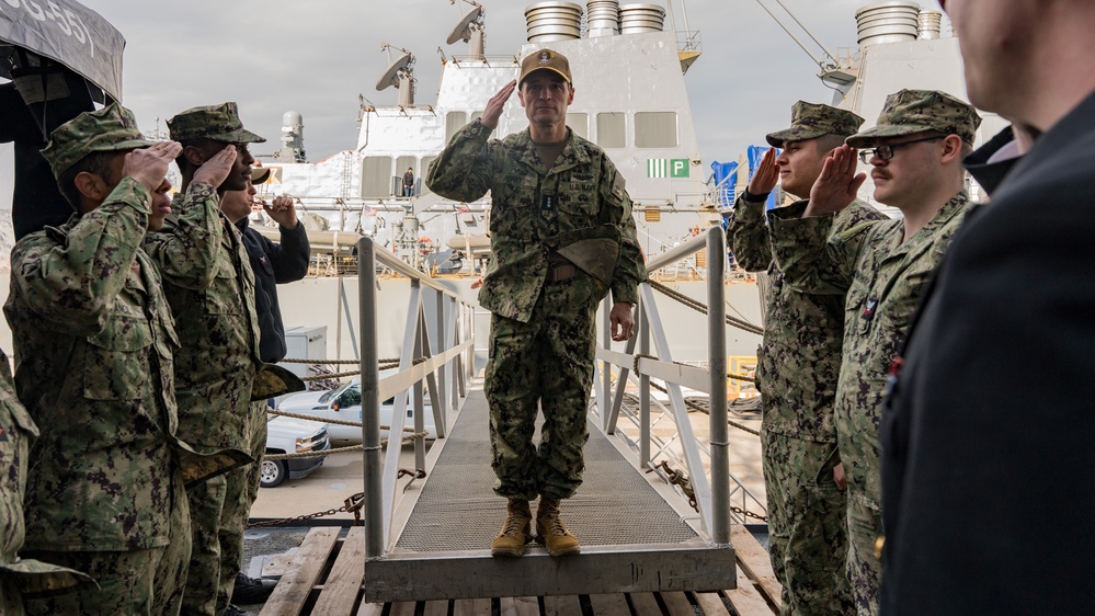 U.S. 2nd Fleet Commander Visits USS Leyte Gulf (CG 55)