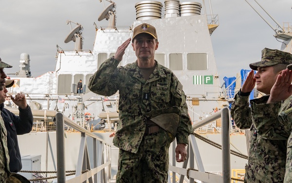 U.S. 2nd Fleet Commander Visits USS Leyte Gulf (CG 55)