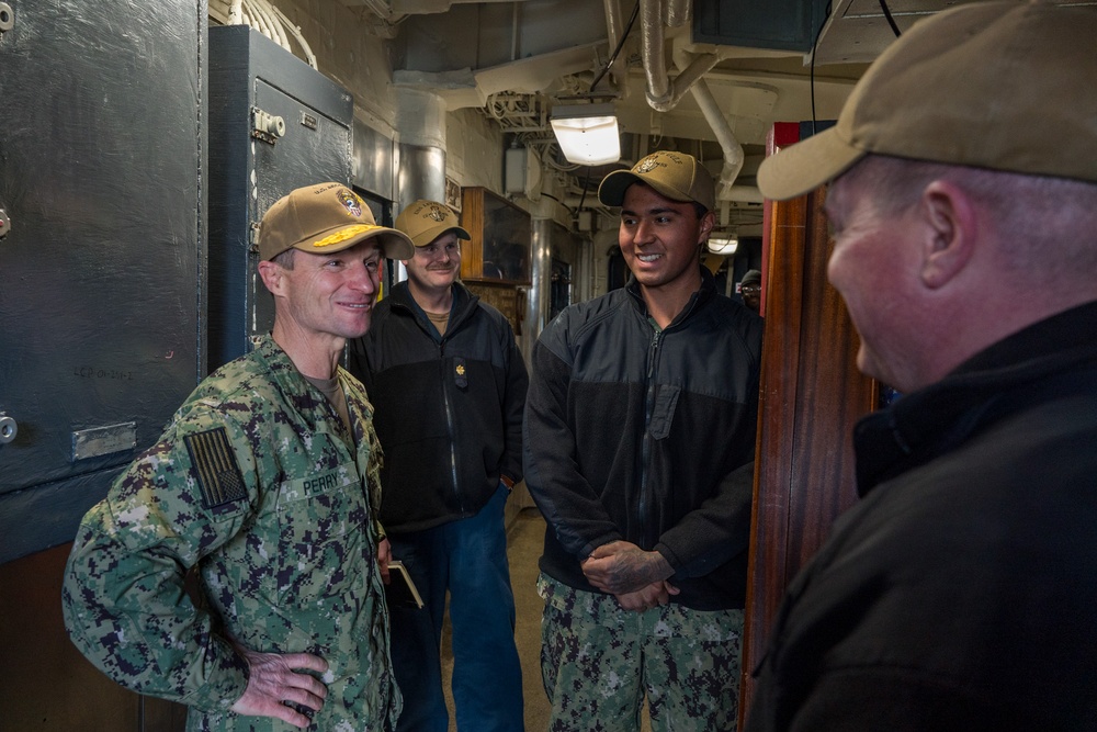 U.S. 2nd Fleet Commander Visits USS Leyte Gulf (CG 55)