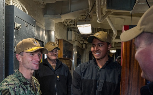 U.S. 2nd Fleet Commander Visits USS Leyte Gulf (CG 55)