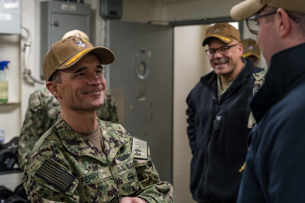 U.S. 2nd Fleet Commander Visits USS Leyte Gulf (CG 55)