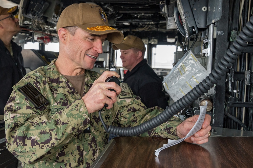 U.S. 2nd Fleet Commander Visits USS Leyte Gulf (CG 55)