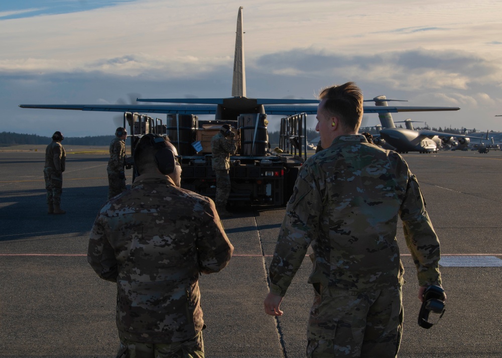 62d AW, Little Rock AFB, Royal New Zealand Air Force train on Combat Offload Method B