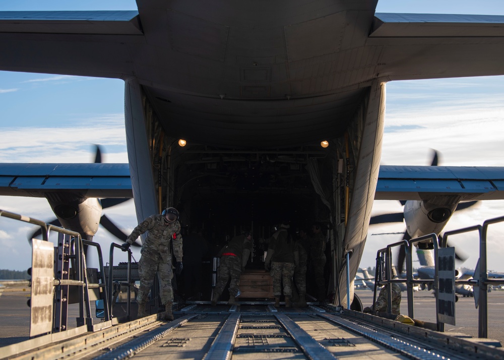 62d AW, Little Rock AFB, Royal New Zealand Air Force train on Combat Offload Method B