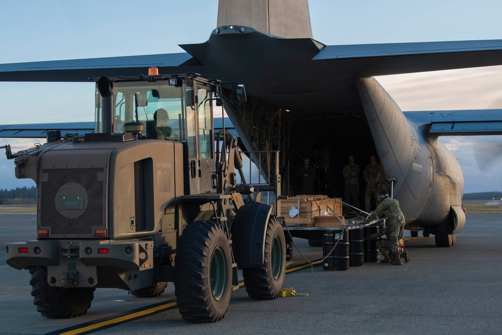 62d AW, Little Rock AFB, Royal New Zealand Air Force train on Combat Offload Method B