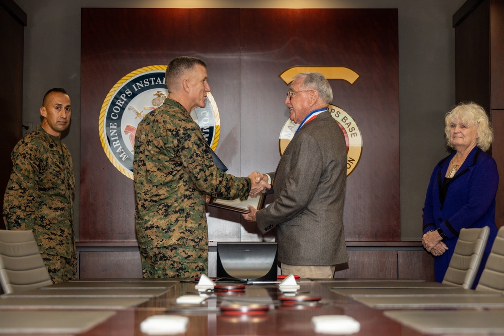 MCI-West Commanding General presents Presidential Lifetime Achievement Award