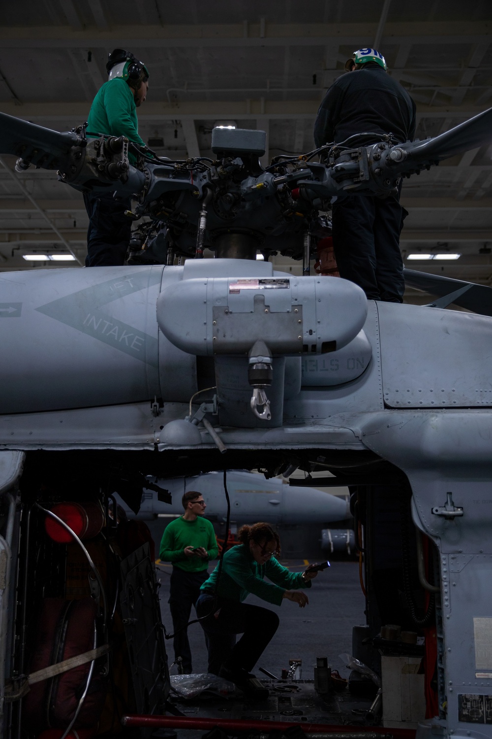 Sailors perform maintenance on MH-60S Seahawk