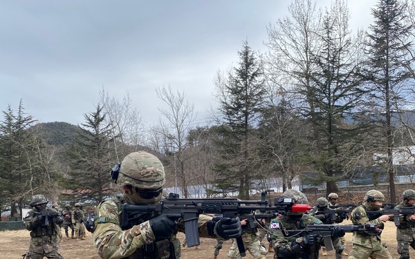 USAG Daegu HHC Soldiers conduct training with ROK Army 50th Infantry