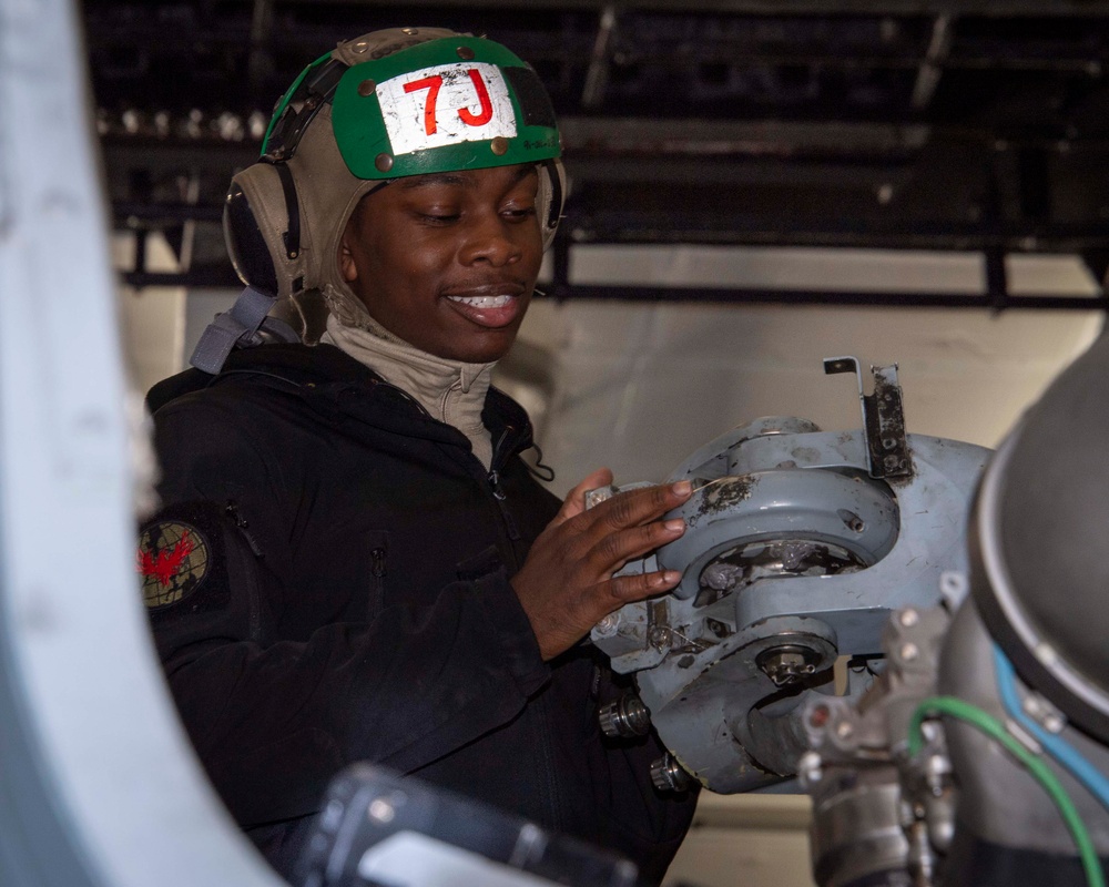 USS Carl Vinson (CVN 70) Conducts Maintenance