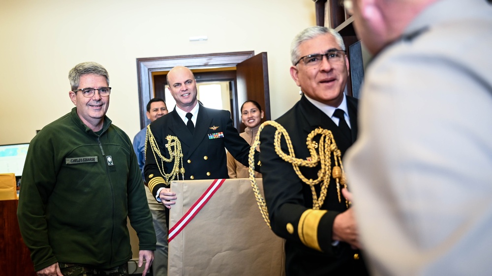 Peruvian Dignitaries present Historic Portrait to the Inter-American Defense College