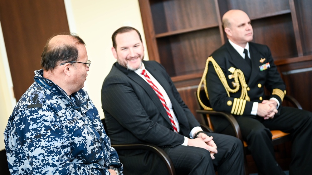 Peruvian Dignitaries present Historic Portrait to the Inter-American Defense College