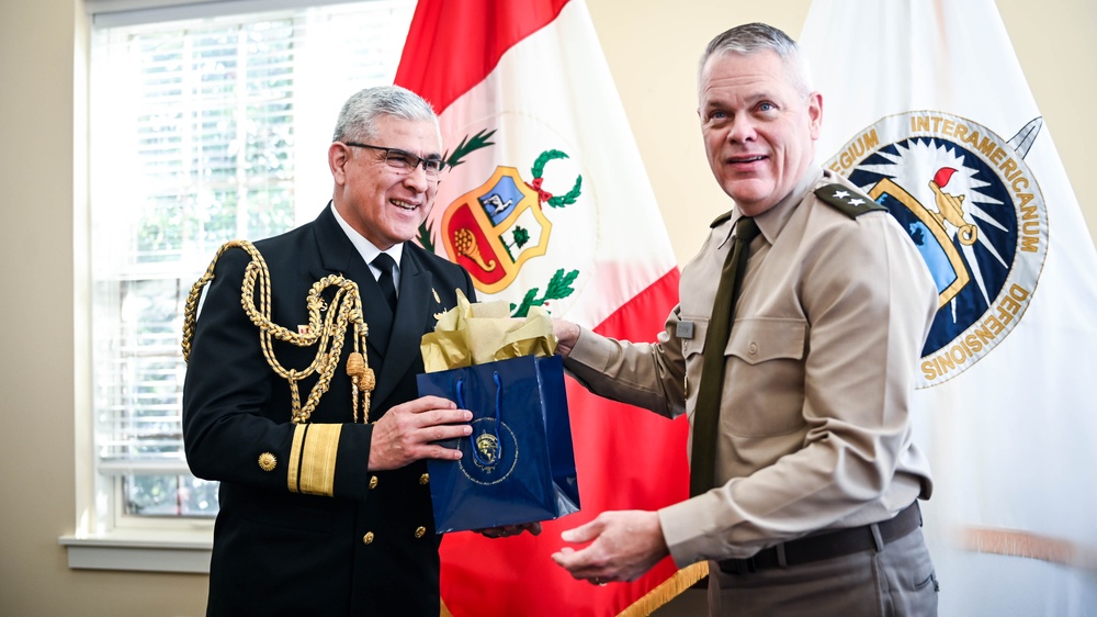 Peruvian Dignitaries present Historic Portrait to the Inter-American Defense College