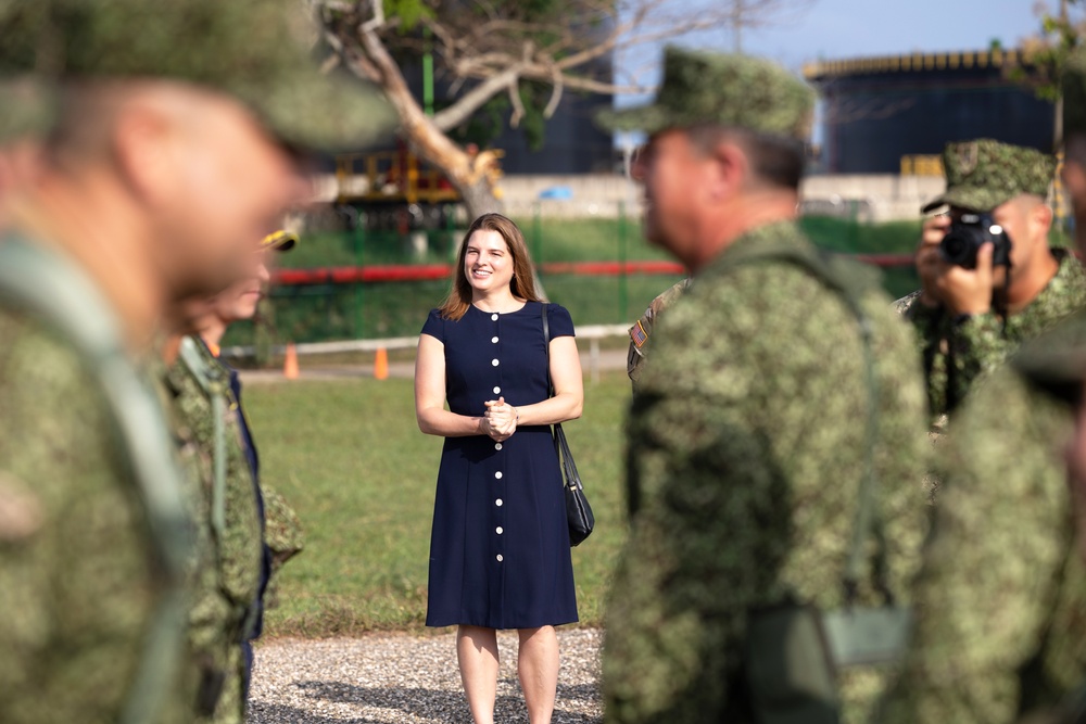 Infanteria de Marina de Colombia graduates first female recruits