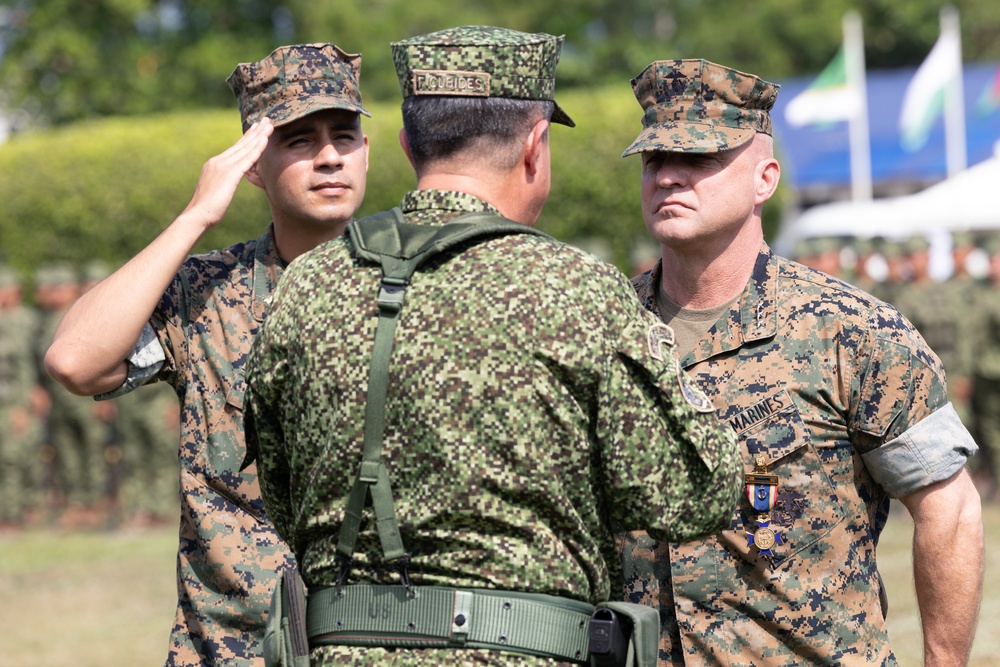 Infanteria de Marina de Colombia graduates first female recruits