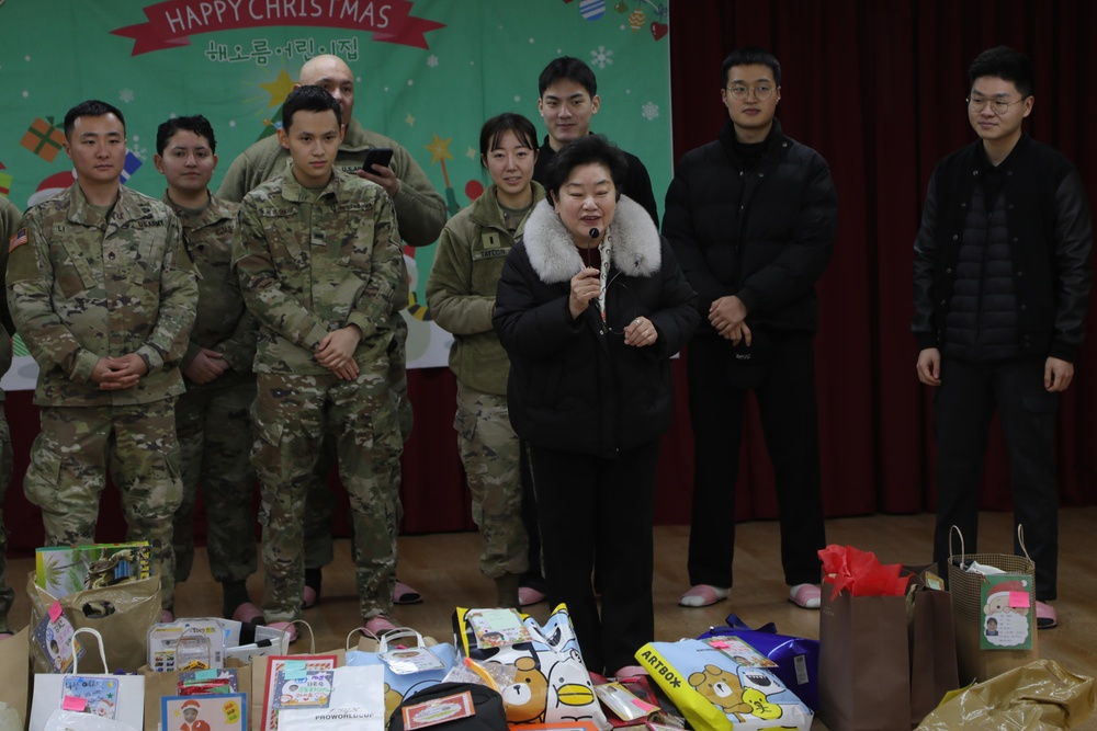 Camp Casey’s BOSS Program Brings Gifts and Holiday Cheer to Dongducheon Children