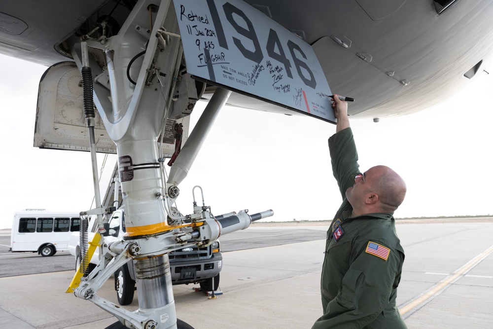 9th Air Refueling Squadron retires flagship KC-10 Extender