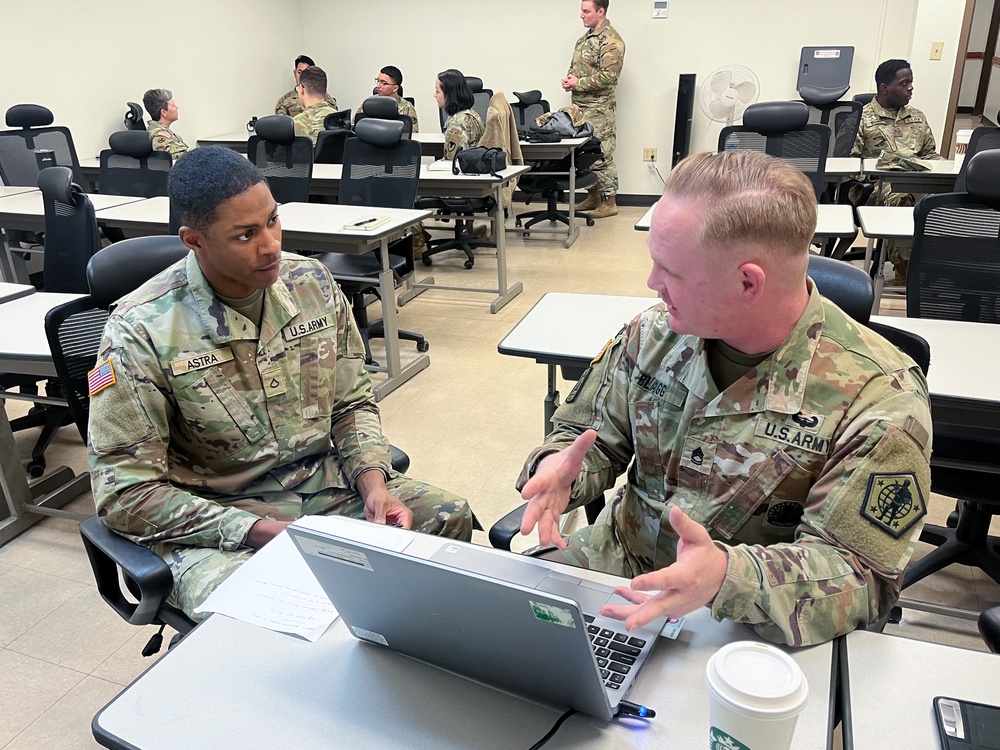 USARPAC CMF 46 Professionals Advise Young Army Communicators During LPD
