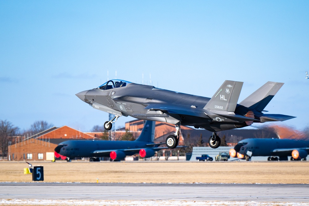 Scott AFB successfully hot-pit refuels F-35 for the first time, gains certification