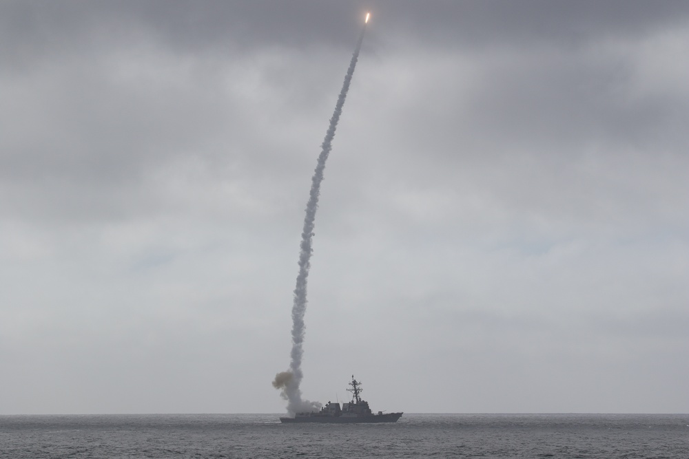 USS Michael Murphy conducts live-fire exercise