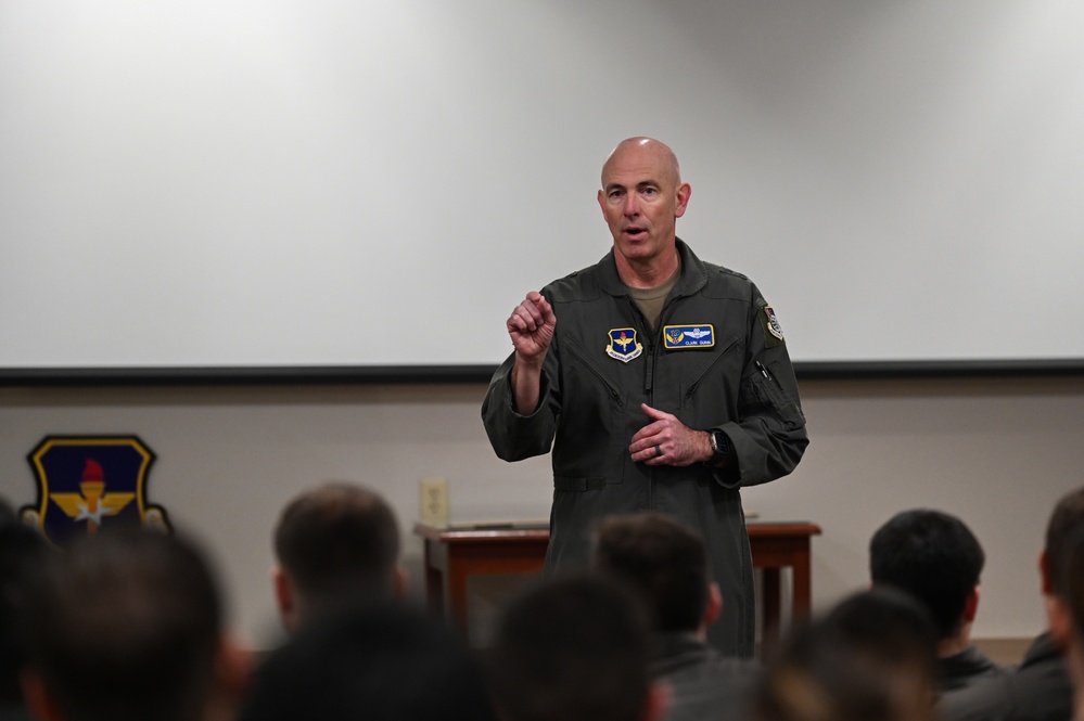 19th Air Force Command Team Visits 337th ACS