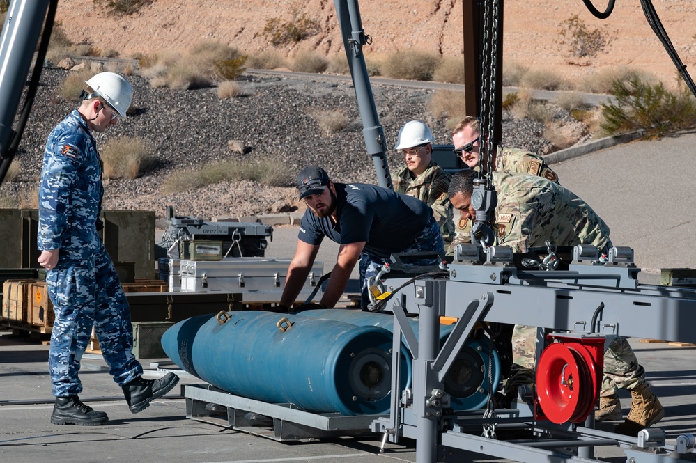 RAAF &amp; U.S. Airmen GBU Bomb Build